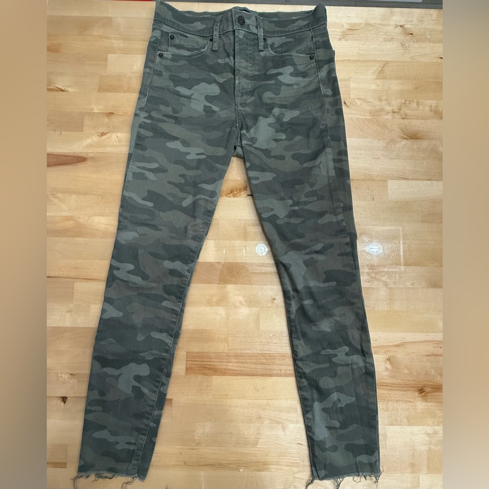 Women’s Camo Skinny Jeans Raw Hem Green Camouflage Mid Rise Stretch Sz 4/27 EUC
